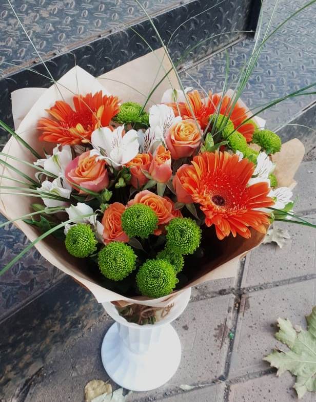 Букет огненно-рыжий в Шексне Букет цветов из: Герберы, Хризантемы, Альстромерии и Розы в Шексне