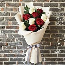 Букет красно-белые розы в Шексне Букет цветов из:  Розы в Шексне