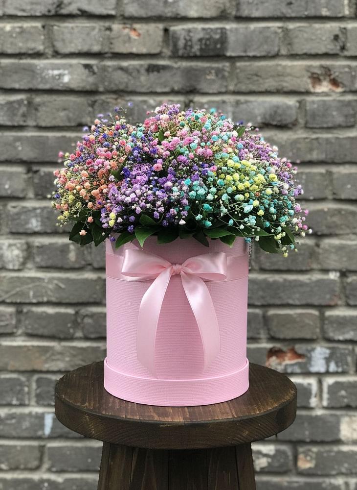 Композиция Яркие эмоции в Шексне Цветочная композиция из Гипсофила и Розы в шляпной коробке в Шексне