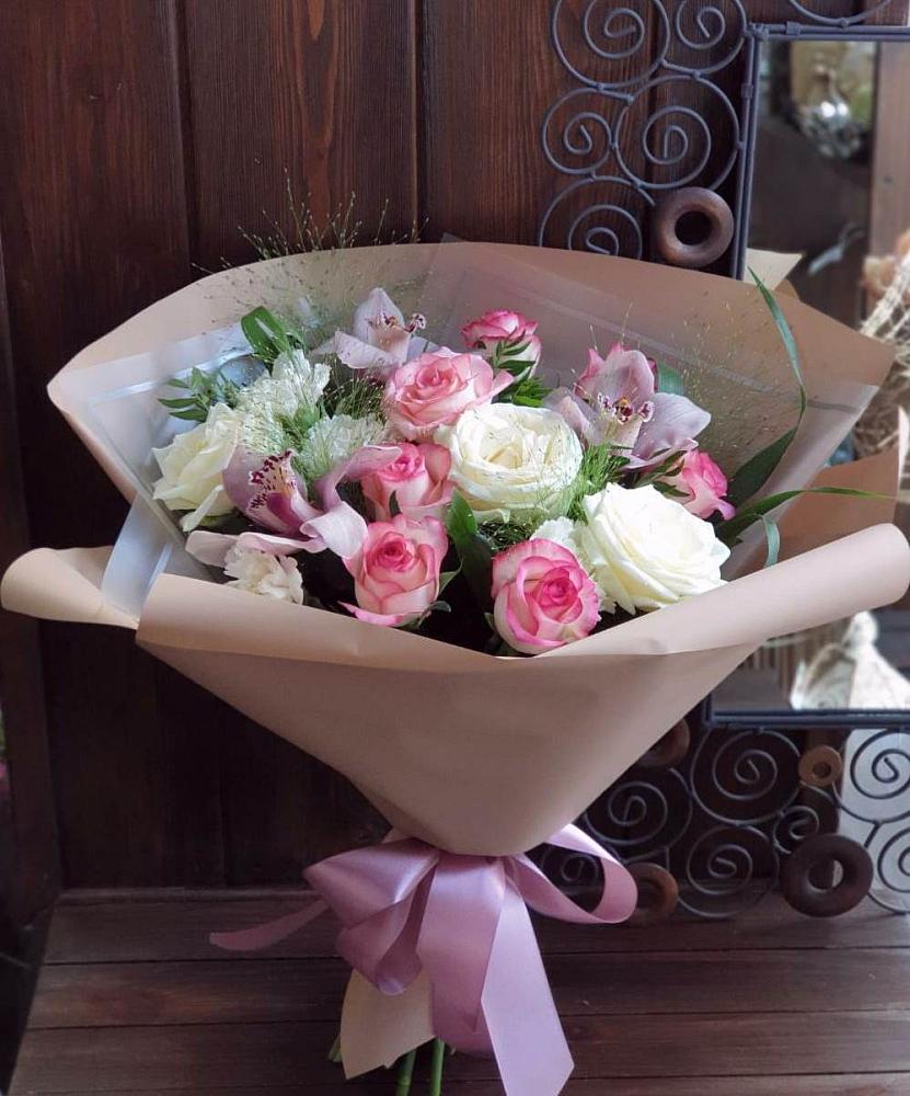 Букет майское утро в Шексне Букет цветов из: Гвоздики, Орхидеи, Розы и Хризантемы в Шексне