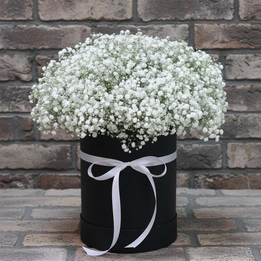 Цветочная композиция из Гипсофила в шляпной коробке в Шексне