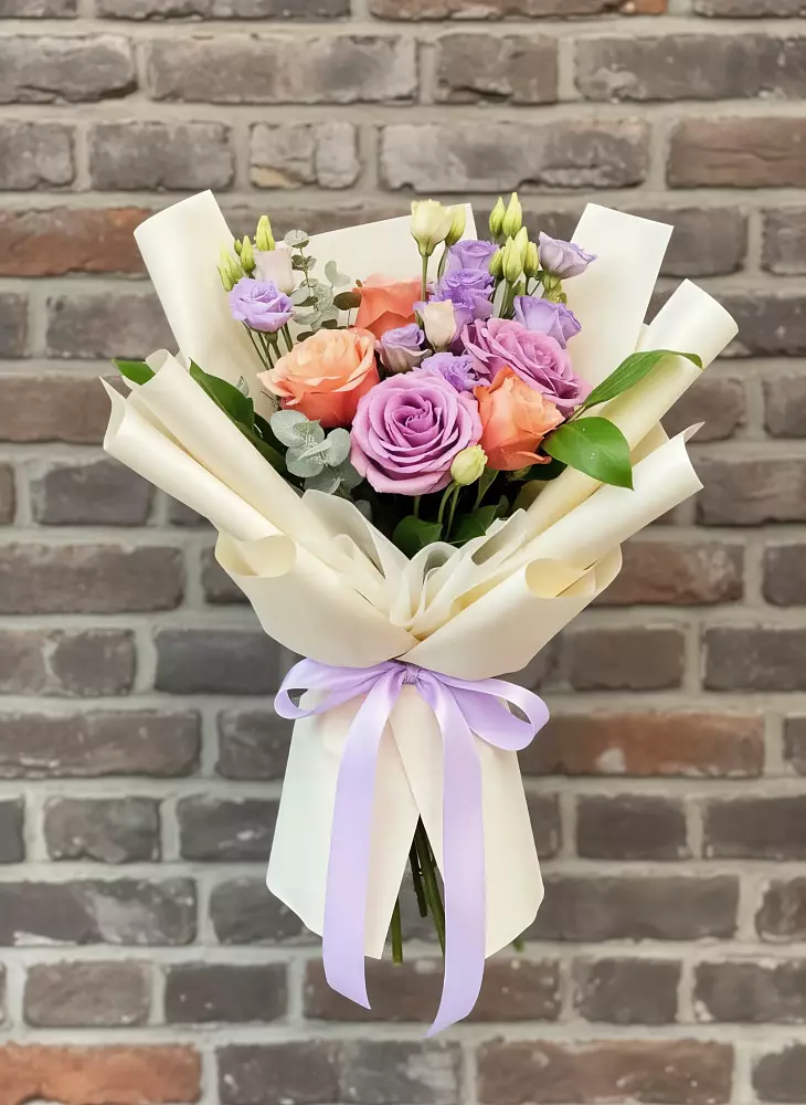 Букет цветов из: Лизиантусы и Розы в Шексне