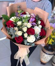 Букет красочный восторг в Шексне Букет цветов из:  Розы и Альстромерии в Шексне