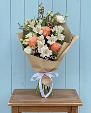 Букет яркий комплимент в Шексне Букет цветов из:  Альстромерии, Лизиантусы, Розы и Хризантемы в Шексне