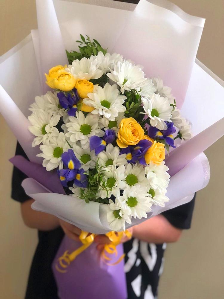 Букет цветов из: Ирисы, Хризантемы и Розы в Шексне