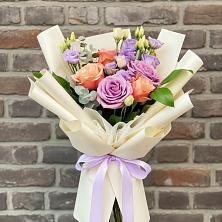 Букет цветочные ноты в Шексне Букет цветов из:  Лизиантусы и Розы в Шексне
