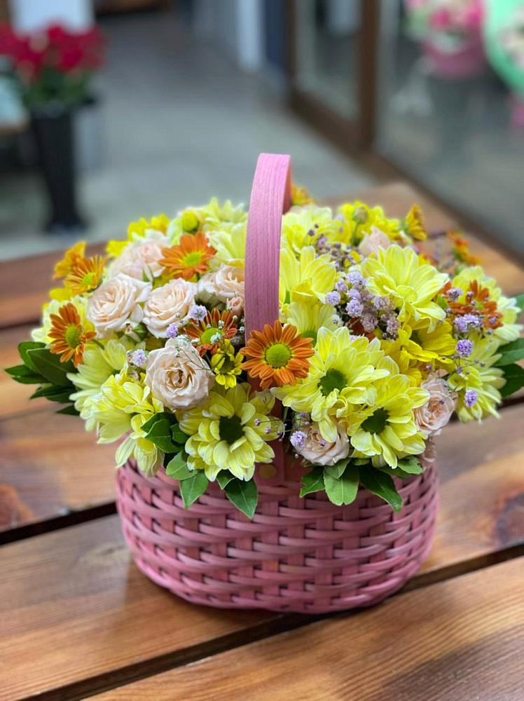 Композиция цветы лета в Шексне Цветочная композиция из Хризантемы и Розы в корзине в Шексне