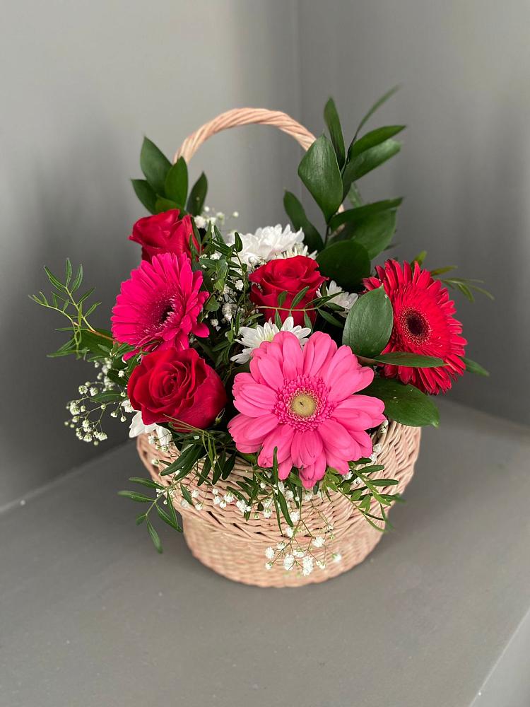 Композиция радостное событие в Шексне Цветочная композиция из Розы, Хризантемы и Герберы в корзине в Шексне