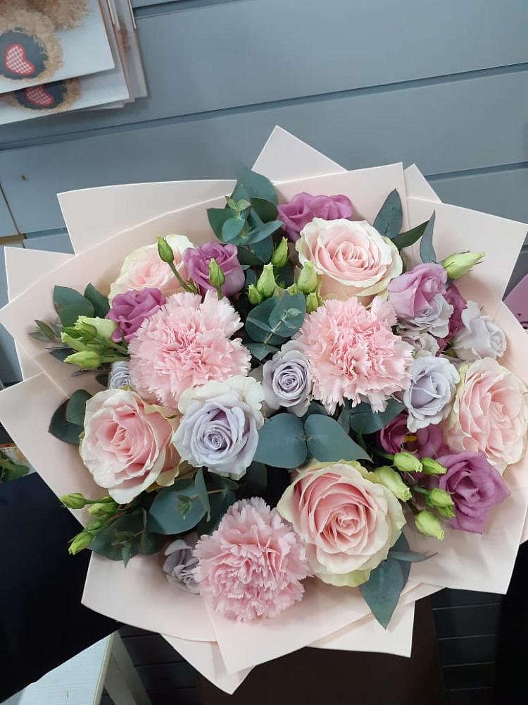 Букет цветов из: Розы, Гвоздики и Лизиантусы в Шексне