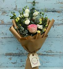 Букет нежный привет в Шексне Букет цветов из:  Розы и Лизиантусы в Шексне