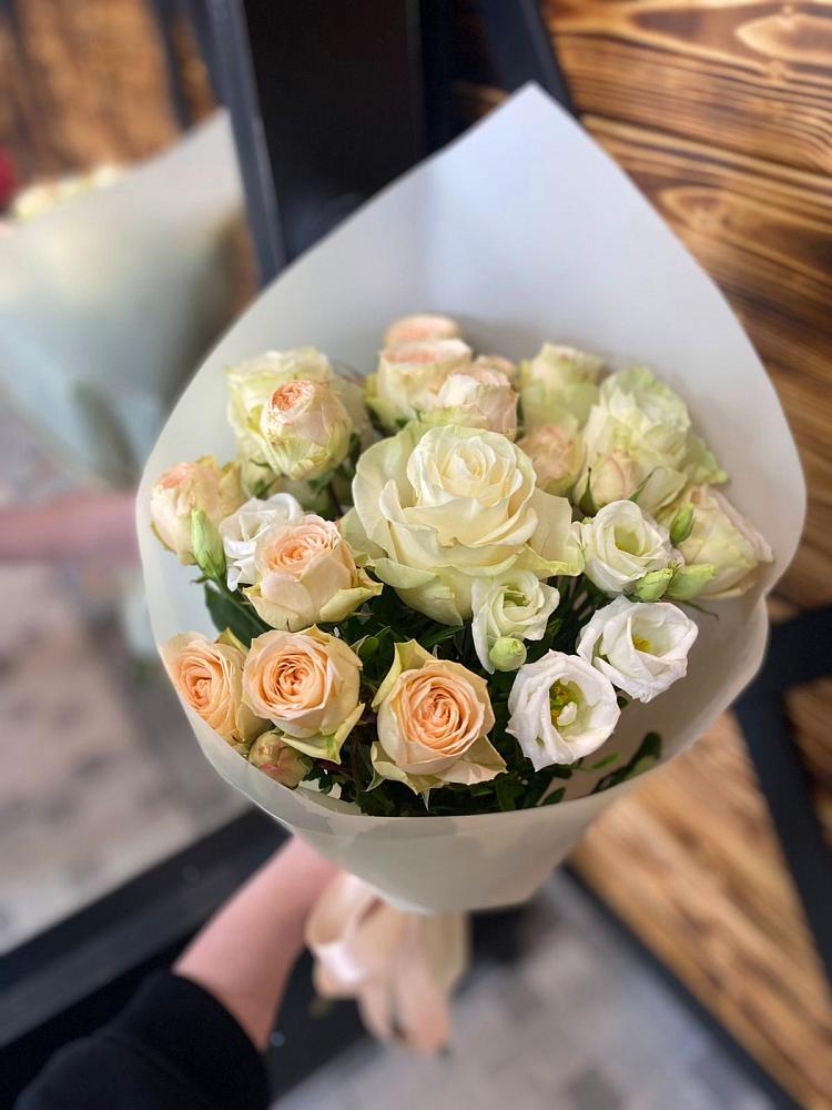 Букет Летний бриз в Шексне Букет цветов из: Розы и Лизиантусы в Шексне