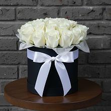 Цветочная композиция из Розы в шляпной коробке в Шексне